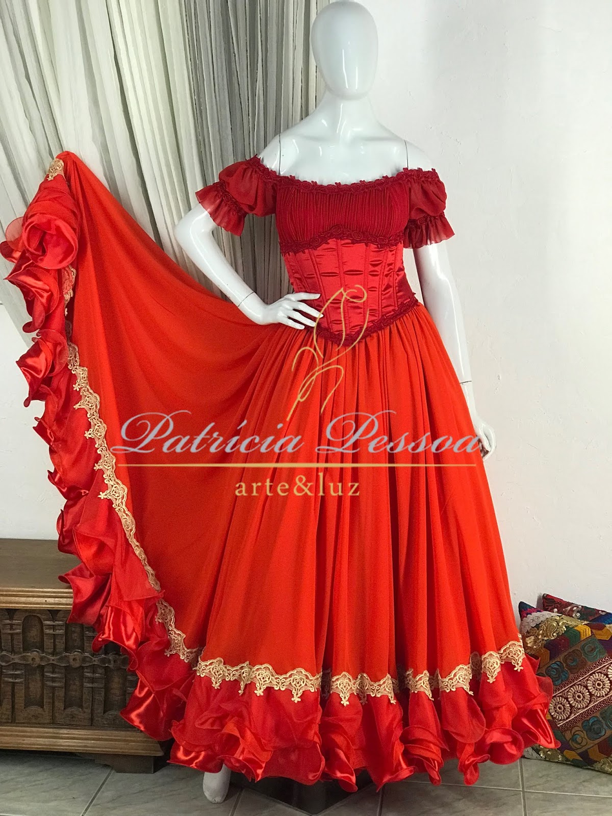 Roupas ciganas na 25 de deals março